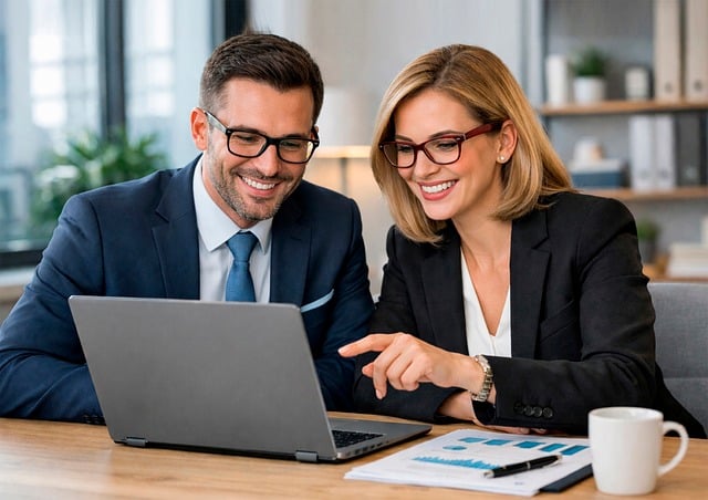 Een man en vrouw vergaderen voor een laptop